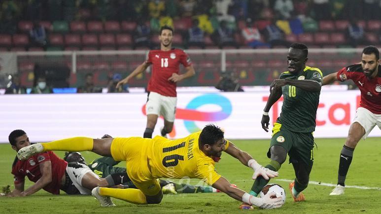السنغال ترفع كأس أمم إفريقيا بعد فوزها على مصر بضربات الترجيح - فيديو