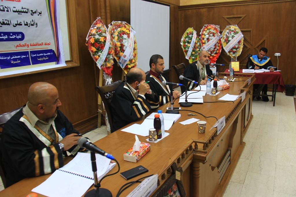 بالصور ... جامعة الأزهر بغزة تمنح درجة الماجستير للباحث الاقتصادي هيثم النجار