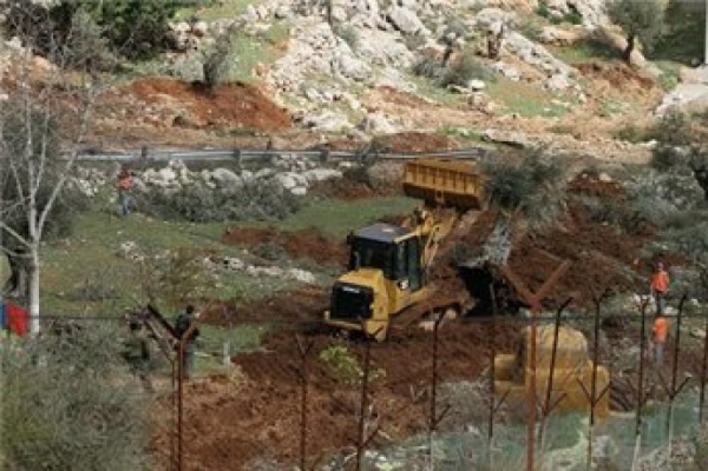 قوات الاحتلال تجرّف دونمات زراعية بالأغوار