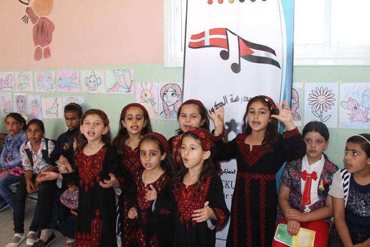 قلقيلية : أطفال بلدة صير يحتفلون باختتام مخيم "الأمل" للإبداع