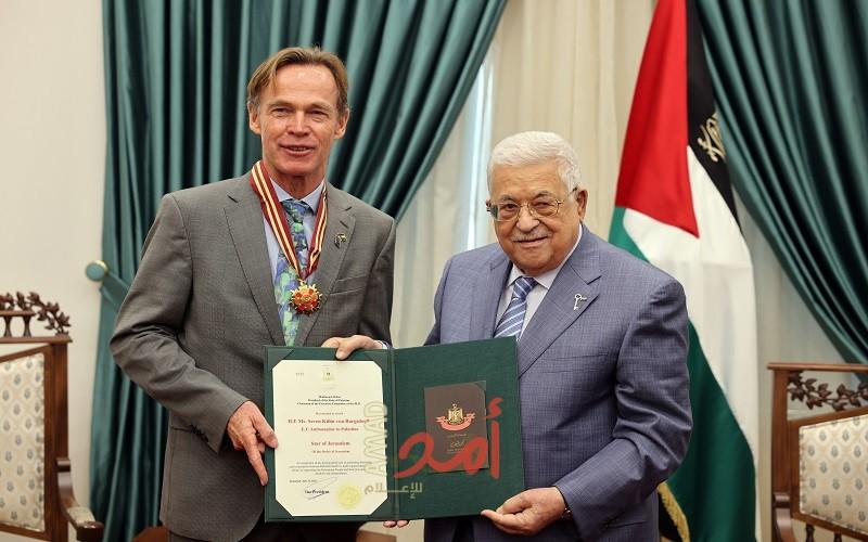 الرئيس عباس يقلد سفير الاتحاد الأوروبي نجمة القدس من وسام القدس
