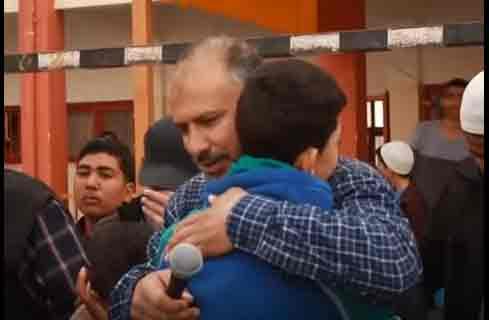 شيوخ يستتيبون أطفال المدارس في غزة ( فيديو)