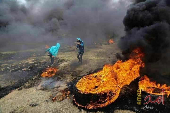 في #جمعة_الكاوشوك..إشعال الإطارات لإرباك "القناص الإسرائيلي" وتحذيرات من الغازات السامة