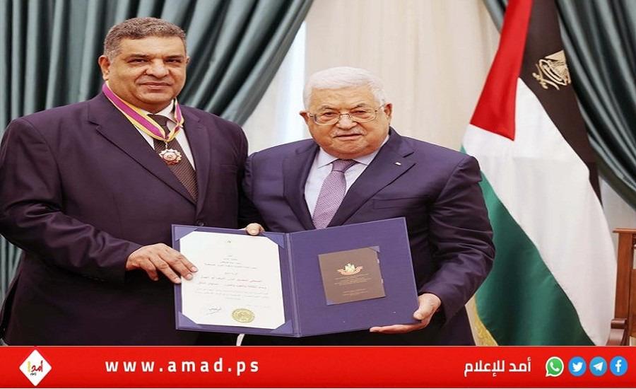 الرئيس عباس يقلد الصحفي المصري أشرف أبو الهول وسام الثقافة والعلوم والفنون