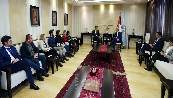 أشتية يبحث مع "أوكسفام" موائمة برامجها مع خطة التنمية بالعناقيد