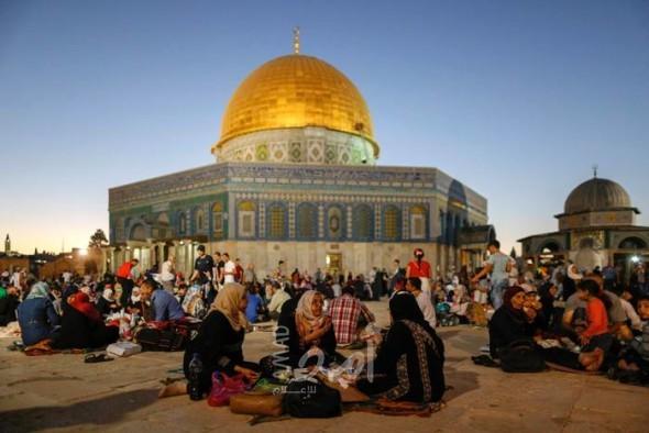 المسجد الأقصى يشهد افطارات واسعة عشية الجمعة الثالثة من رمضان