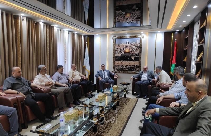 وفد من حماس يُثمن جهود بلدية النصيرات خلال العدوان على غزة