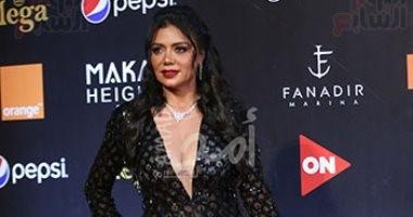 تعليق صادم من رانيا يوسف على فساتين النجمات "الضيقة" - فيديو