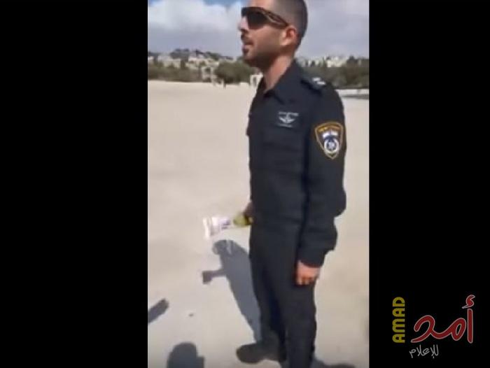 بالفيديو.. ضباط إسرائيلي يتجول في الأقصى بزجاجة خمر