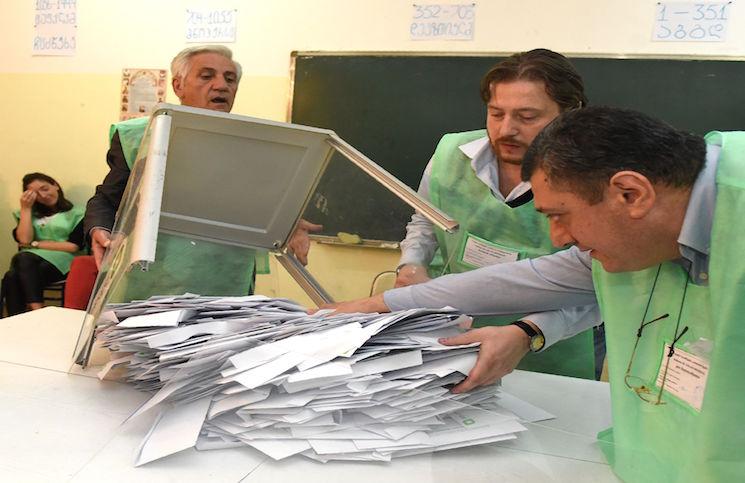 وزيرا خارجية سابقان يتقدمان السباق على رئاسة جورجيا