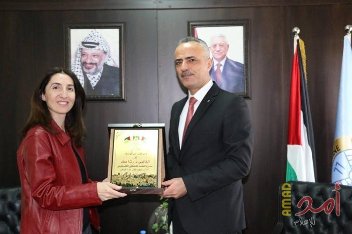 أبو دياك يكرم مديرة المعهد القضائي الفلسطيني