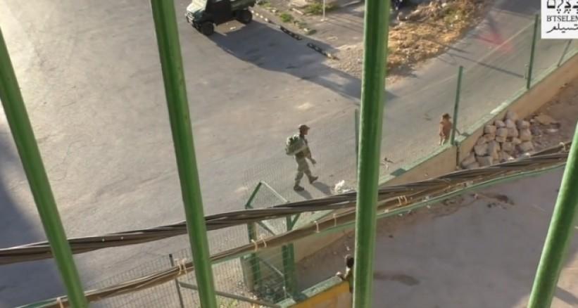 فيديو جندي إسرائيلي ينكل بطفلة فلسطينية ويسرق دراجتها