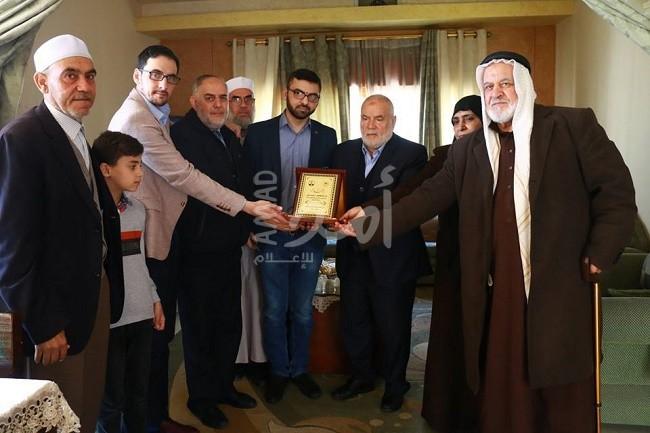 بحر يزور عائلة الشهيد الرنتيسي ويشيد بجهوده  لخدمة الوطن والقضية