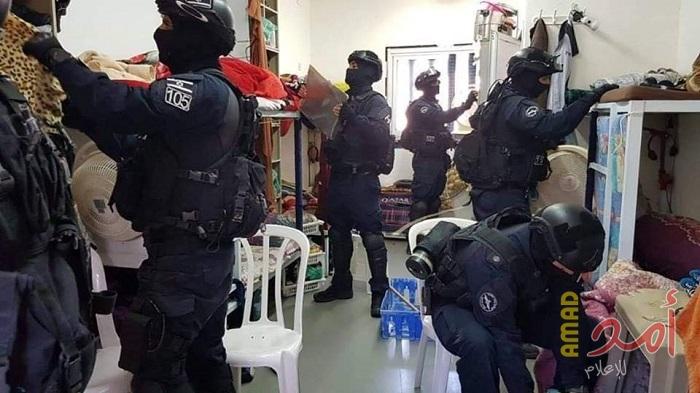 وحداق القمع الإسرائيلية تقتحم قسم (21) بسجن النقب