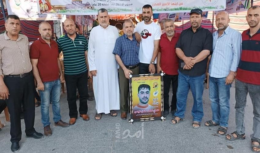 غزة: وفد من هيئة الأسرى يزور منزل الأسير المحرر حسنىي عيسى