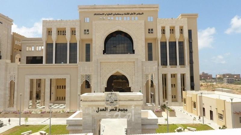 مواطن يسكب مادة مشتعلة على محامي في "قصر العدل" بغزة