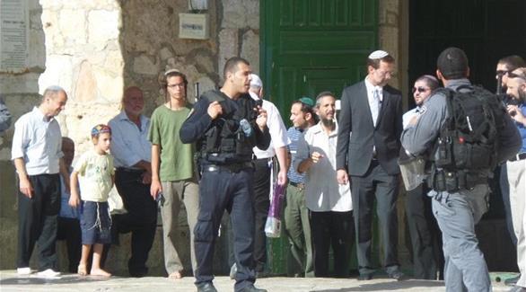 حاخامات ومستوطنون يقتحمون الأقصى