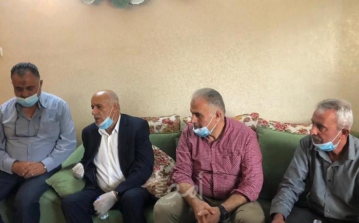 وفد فتحاوي برئاسة "الرجوب" يزور الأسير المحرر "أمجد قبها" في جنين- فيديو وصور