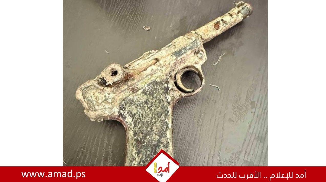 مسدس فى قاع بحيرة يفك لغز جريمة عمرها 14 عامًا بفرنسا.. شاهد