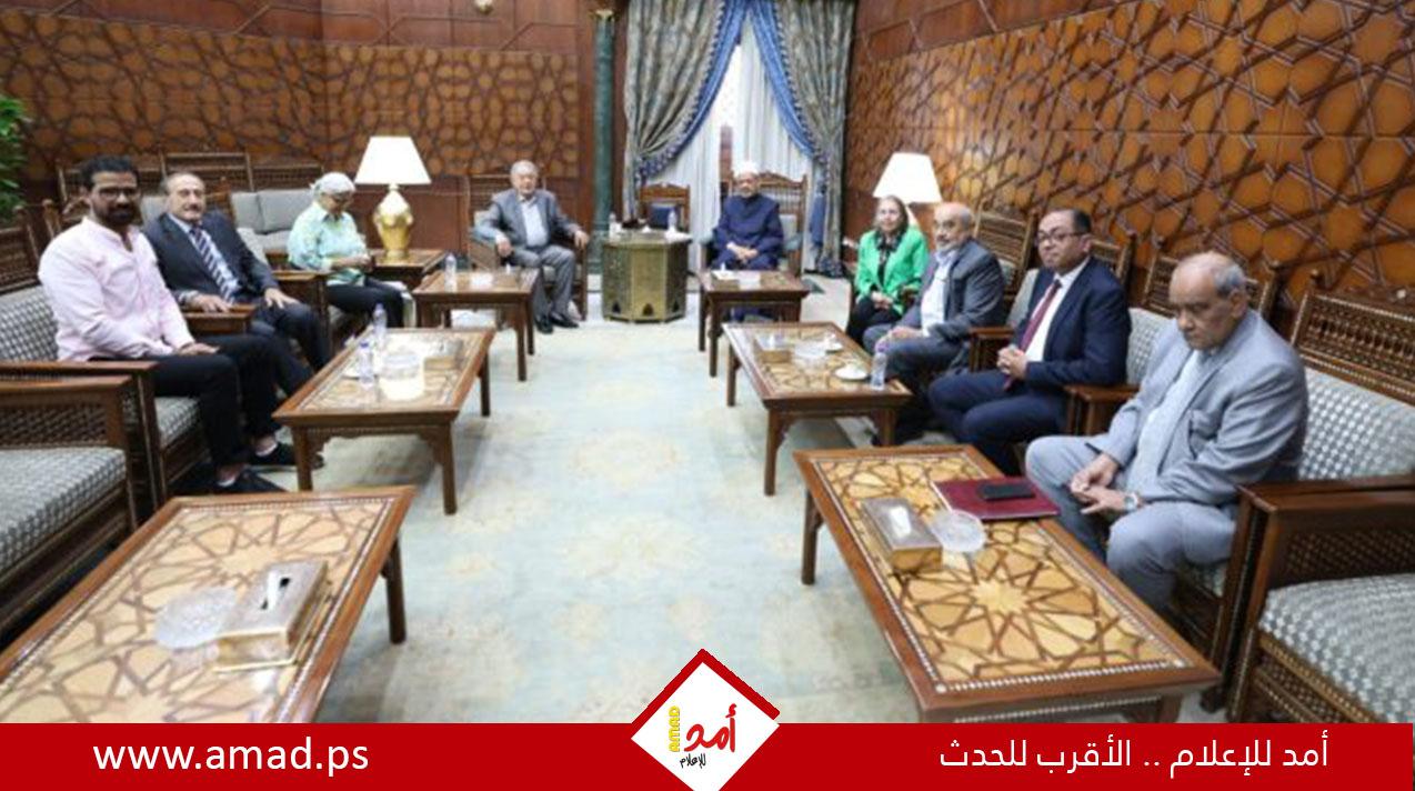 وفد اللجنة الشعبية يلتقي د. أحمد الطيب أمام الأزهر الشريف