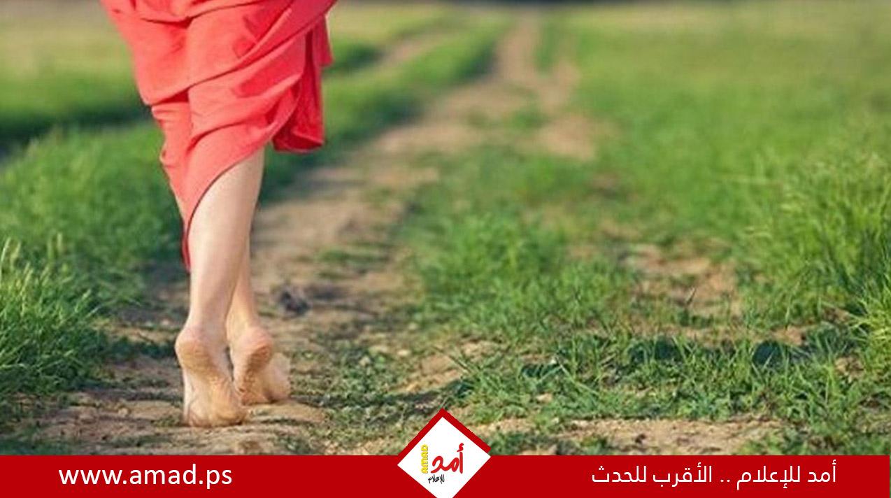 5 فوائد تعود عليك من السير حافيًا