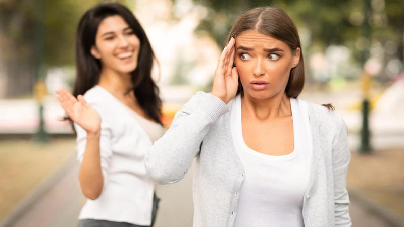 4 خطوات تخليك اجتماعي وتتخلص من الخجل الزائد