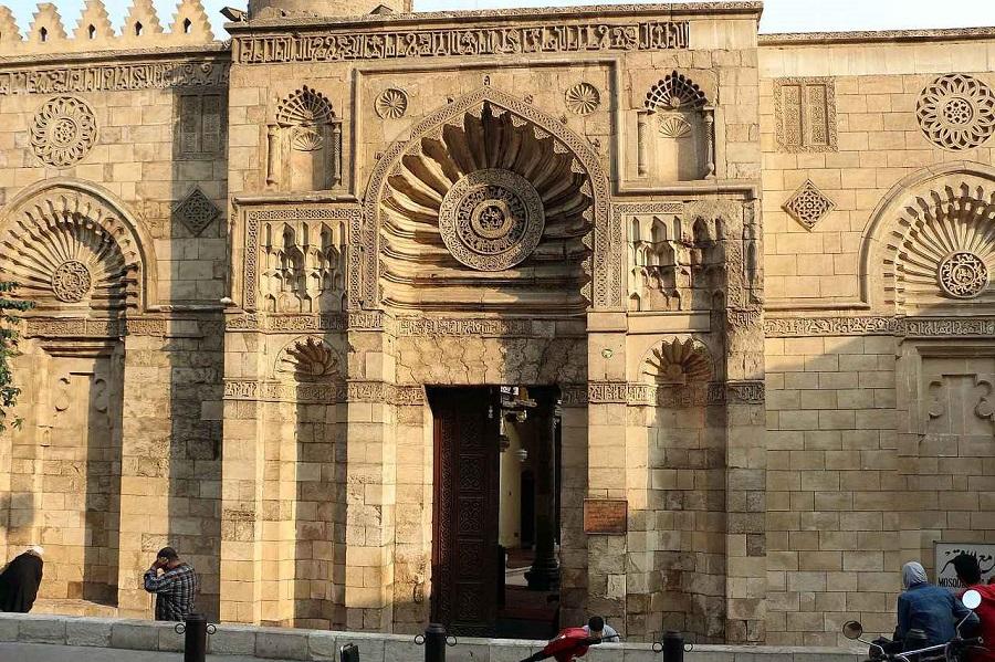 الجامع الأقمر.. "9" قرون من الإبداع المعماري في "القاهرة الفاطمية"