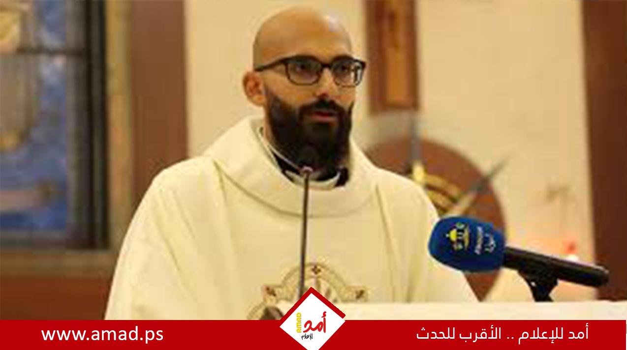 بسبب "تأثيره الوطني".. سلطات الاحتلال تُبعد راعي كنيسة اللاتين ببيت ساحور الأب لويس سلمان إلى الأردن