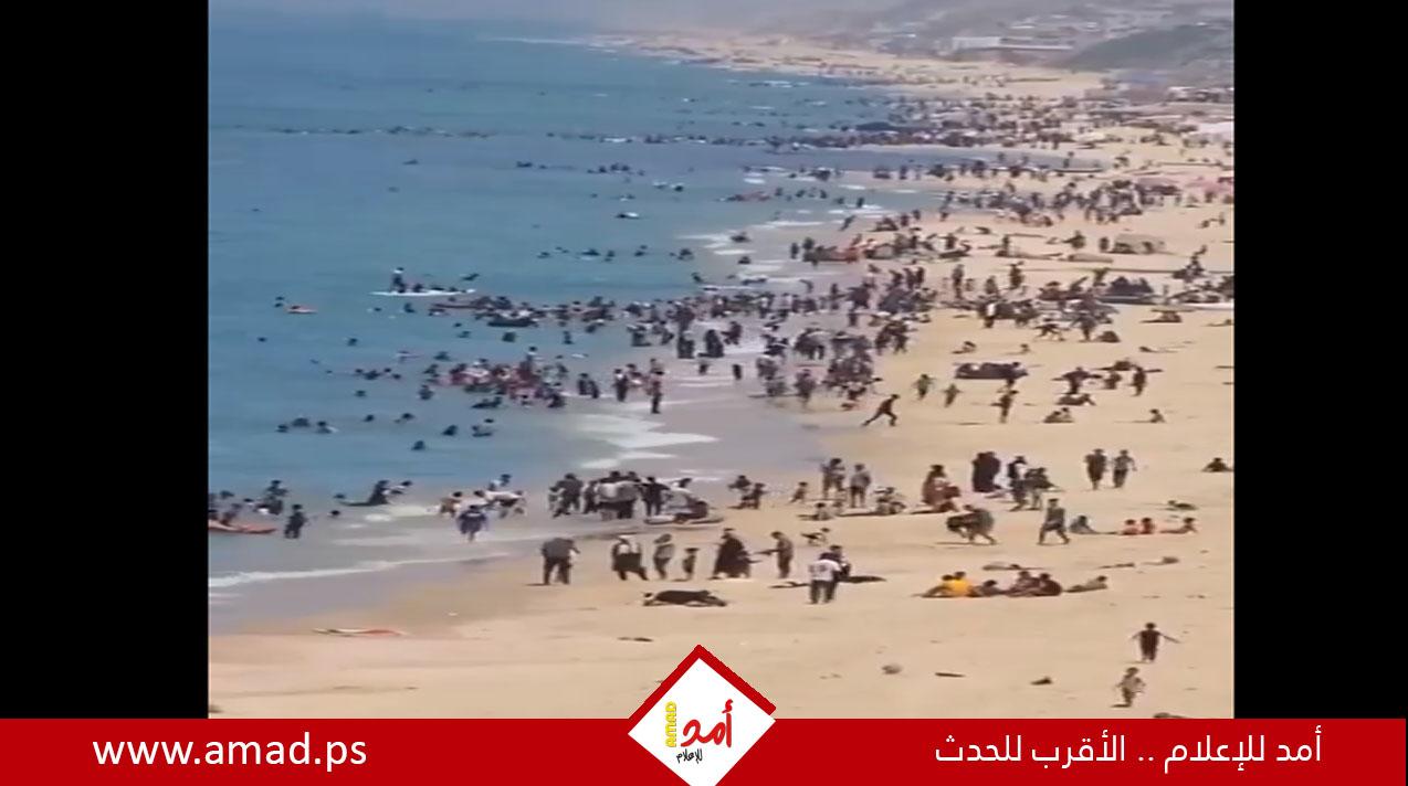 مئات الغزيين على شاطئ دير البلح.. والمشهد يستفز الإسرائيليين - فيديو