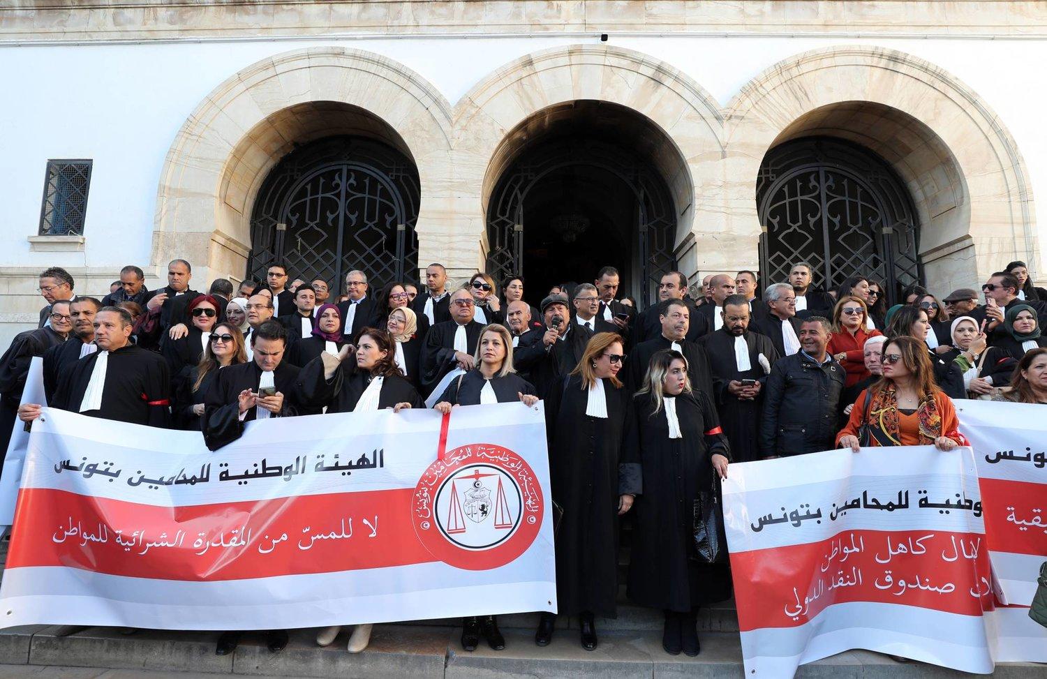 تونس.. مظاهرات واسعة تندد بإيقاف أحد محامي المعارضة القاضي صواب- فيديو