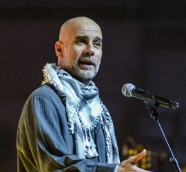 مرتديا الكوفية..غوارديولا: "تركنا أطفال فلسطين وحدهم ولن نصمت على القتل" - فيديو