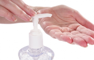 الإفراط فى استخدام معقم اليدين يصيبك بالتهابات