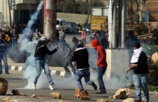 الخليل: إصابات بالاختناق في مواجهات مع قوات الاحتلال بالعروب