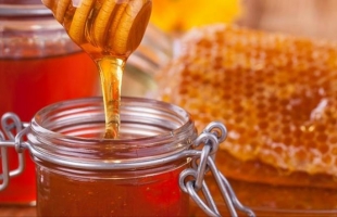 دراسة: العسل أفضل من المضادات الحيوية في علاج السعال والبرد