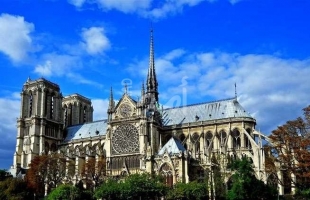 فرنسا: توقيف طيار كان ينوي تفجير طائرته بكاتدرائية نوتردام التاريخية في باريس
