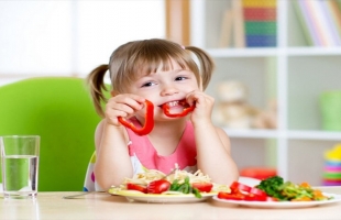 أكلات مهمة لنمو الطفل وتغذيته