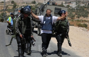 قوات الاحتلال تعتقل الصحفي "عامر أبو هليل" من الخليل