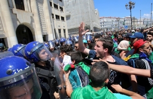 الجزائر: احتجاجات طلابية ترفض الوساطة وتحذر من "اختطاف الحراك"