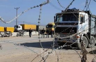 استثناءاً.. سلطات الاحتلال تسمح بفتح معبر "كرم أبو سالم" لإدخال (20) شاحنة سولار