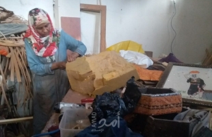 بالفيديو والصور- " أبو رقيبة" الفلسطينية التي قهرت ظروفها بالعمل في الخشب 