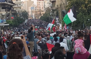 بالصور.. متظاهرون يواصلون اعتصاماتهم  لمطالبة الحكومة اللبنانية بالتراجع عن قرارها ضد اللاجئين الفلسطينيين