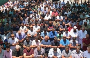 عشرات المقدسيين يؤدون صلاة الجمعة في واد الحمص