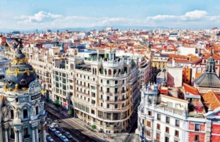 وزارة الصحة الإسبانية تحذر السائحين من مرض ينتشر في دولة أوروبية
