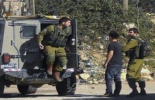 قوات الاحتلال تعتقل عدة مواطنين من بلدة بيت أمر وتصادر مراكبهم
