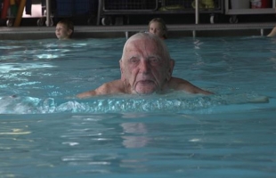 بالفيديو .. أكبر مدرب سباحة في العالم عمره 102 سنة