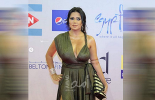 "رانيا يوسف" تثير غضب مواقع "التواصل الاجتماعي بفستان مثير في مهرجان "الجونة"