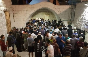بالفيديو.. عشرات المستوطنين يقتحمون "قبر يوسف" بتأمين من جيش الاحتلال