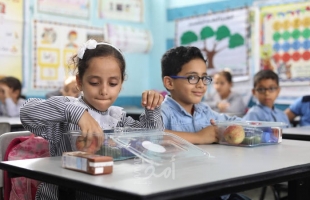 قطر الخيرية توزع وجبات غذائية لطلبة مدارس الأونروا بغزة