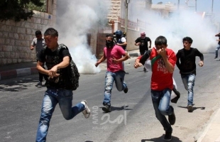 القدس: إصابة عائلة بالاختناق خلال المواجهات في العيزرية