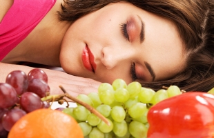 أكل الفاكهة قبل النوم مباشرة يسبب الأرق .. تعرف